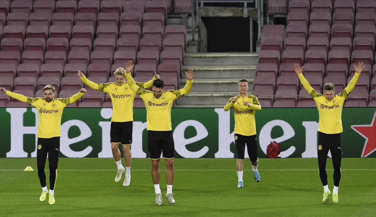 Para pemain Borussia Dortmund melakukan pemanasan saat mengikuti sesi latihan di stadion Camp Nou di Barcelona (26/11/2019). Dortmund akan bertanding melawan Barcelona pada Grup F Liga Champions. (AFP Photo/Josep Lago)