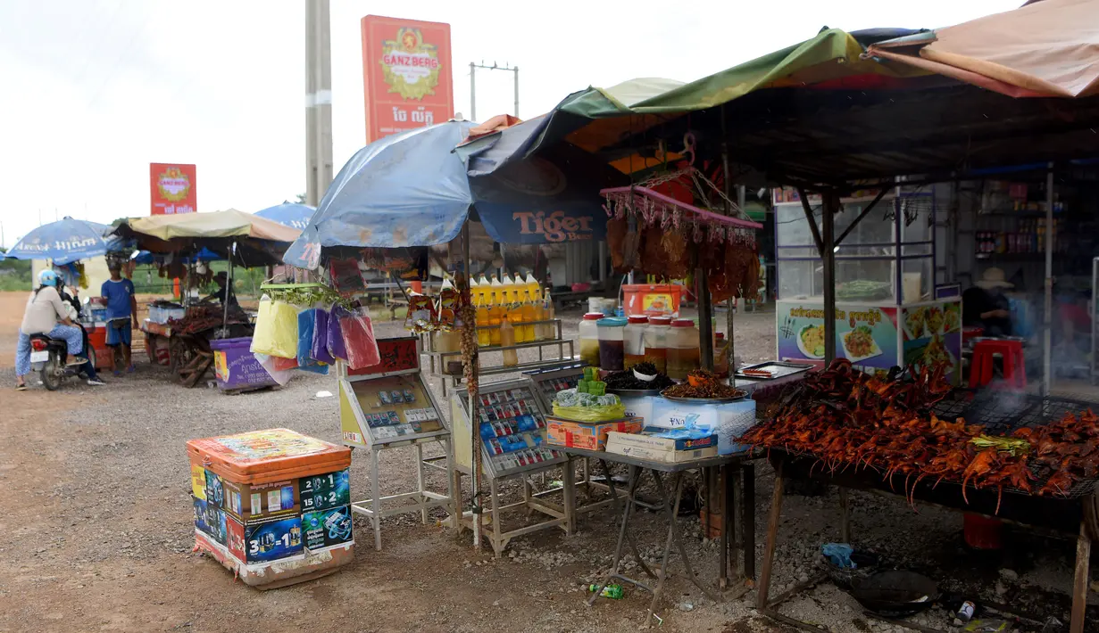 Warung yang menjual tikus bakar terlihat di provinsi Battambang (8/8/2019). Tikus bakar yang lebih besar dijual dengan harga 1,25 USD atau sekitar 17000 ribu rupiah. (AFP Photo/Tang Chhin Sotthy)