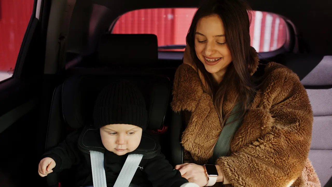 Masih Gendong Bayi di Mobil? Yuk Kenali Pentingnya Car Seat untuk Keamanan