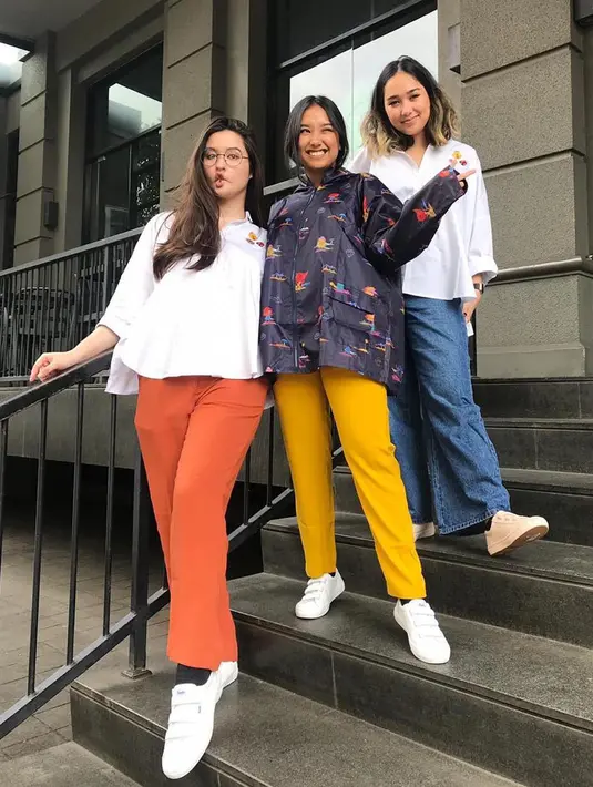 Tiga bersaudara ini terlihat kompak saat foto OOTD di salah satu unggahan Meni. (Liputan6.com/IG/@stephaniepoetri)