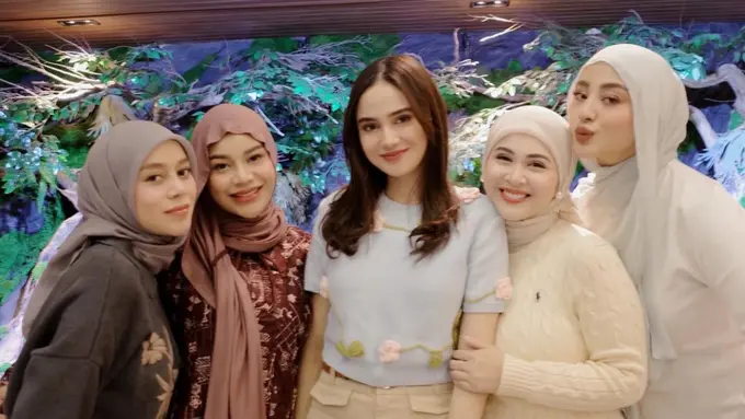 Gaya Mamayu saat Bukber di Penghujung Ramadan. [@marginw/@kesharatuliu05]