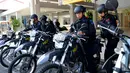 Anggota kepolisian mempersiapkan diri untuk berpatroli di Bandara Ngurah Rai, Denpasar, Jumat (15/1). Pasca serangan di Sarinah, Jakarta, Bandara Ngurah Rai sebagai salah satu pintu masuk menuju Bali meningkatkan keamanan. (AFP PHOTO/Sonny Tumbelaka)