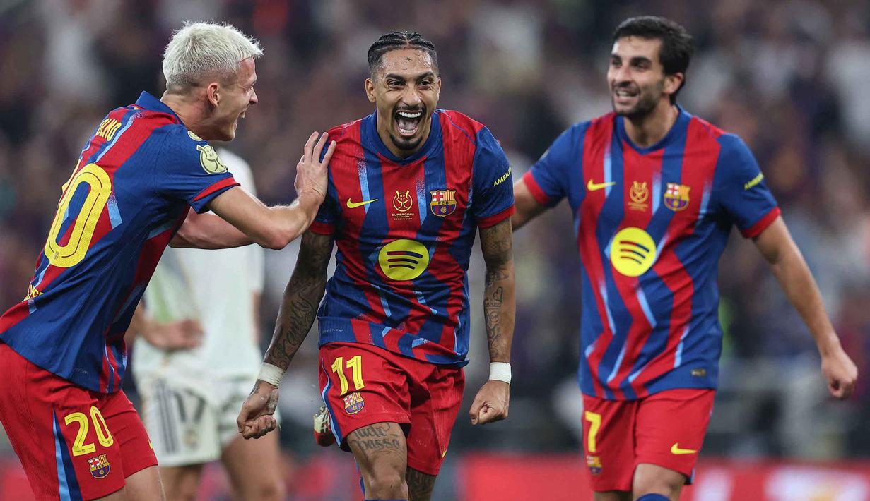 Barcelona membuka keunggulan lewat aksi Raphinha pada menit ke-36. Masa injury time babak pertama menjadi momen paling dramatis dalam laga ini. Tampak dalam foto, penyerang Barcelona asal Brasil, Raphinha (tengah) merayakan setelah mencetak gol selama pertandingan final Piala Super Spanyol melawan Real Madrid di King Abdullah Sports City Stadium, Jeddah pada Minggu 11 Januari 2026 waktu setempat atau Senin 12 Januari 2026 dini hari WIB. (Haitham AL-SHUKAIRI/AFP)