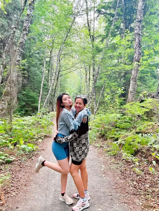 Dalam momen tersebut, Natasha juga membagikan momen bersama sang kakak dan juga sang ibunda. Menikmati jalan-jelan ke tempat menarik di Kanada. [Instagram/natashawilona12]