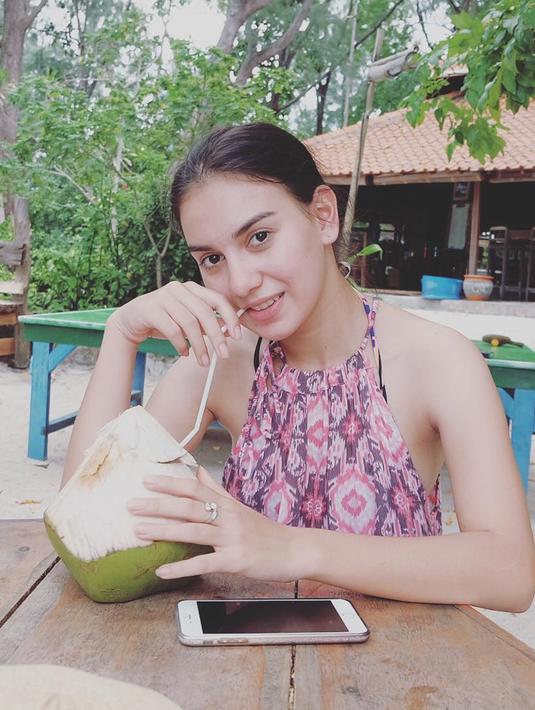 FOTO Cantiknya Irish  Bella  Tampil Natural Tanpa Makeup 