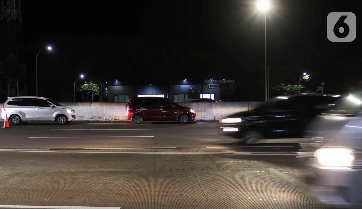 <p>Sejumlah kendaraan melintas saat diberlakukan "Contra Flow" di Ruas tol Jakarta - Cikampek, Kamis (28/4/2022) dini hari. Contra Flow yang dimulai dari KM 47 tersebut sebagai langkah  untuk mengurangi kepadatan lalu lintas arus mudik Lebaran di ruas tol Jakarta - Cikampek arah Cikopo-Palimanan. (Liputan6.com/Herman Zakharia)</p>