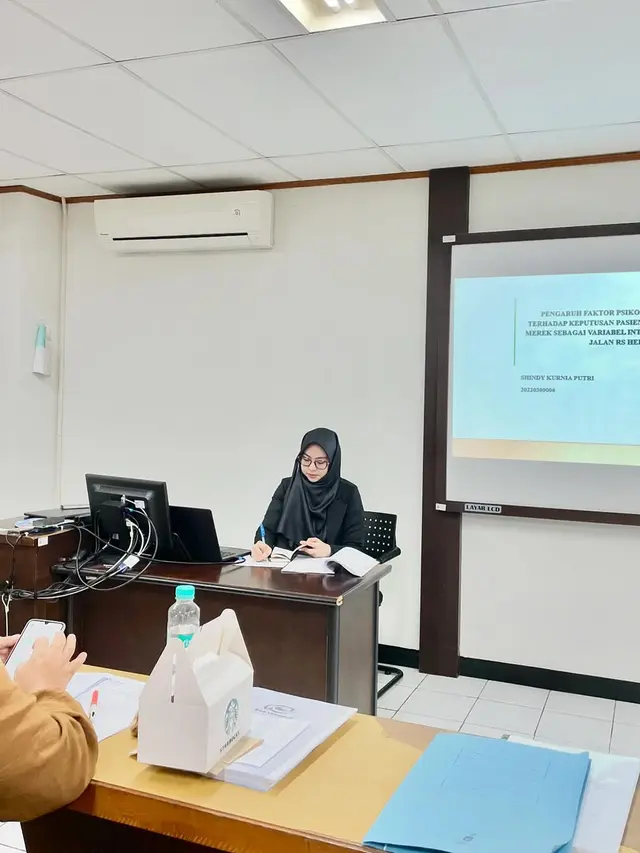 Shindy Putri Lulus Sidang S2 MARS