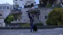 Seorang wanita muda Palestina berlatih parkour di Kota Betlehem, Tepi Barat (30/11/2020). (Xinhua/Mamoun Wazwaz)