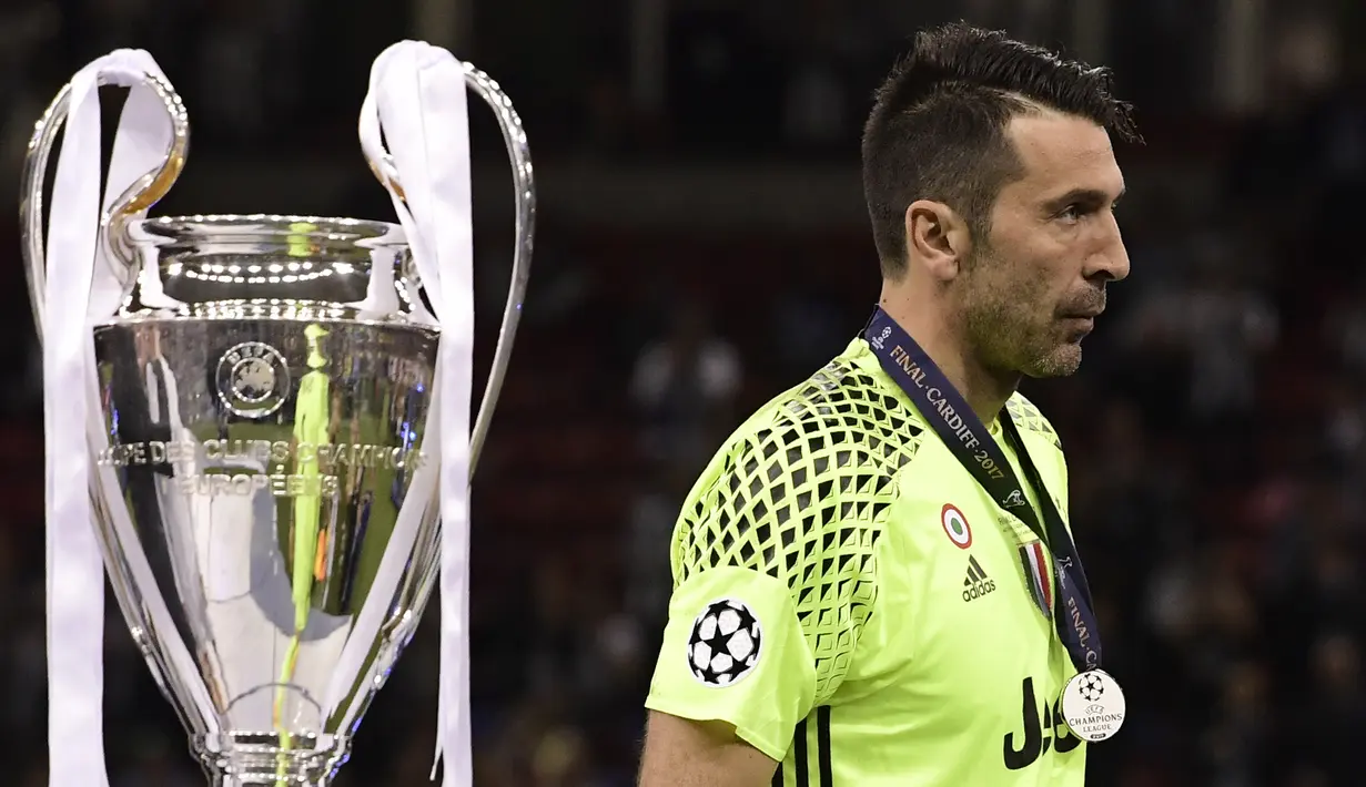 Gianluigi Buffon (123 laga di Champions) - Buffon tercatat pernah 123 kali bermain di Liga Champions dan dua kali merasakan partai finalnya bersama Juventus. Namun, pemain asal Italia ini belum pernah merasakan trofi juara itu. (AFP/Javier Soriano)