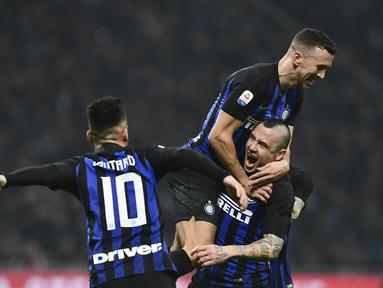 Kegembiraan pemain Inter Milan usai Nainggolan mencetak gol kemenangan pada laga lanjutan Liga Italia Serie A yang berlangsung di stadion Giuseppe Meazza, Milan, Senin (18/2). Inter Milan menang 2-1 atas Sampdoria. (AFP/Miguel Medina)