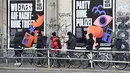 Antrean orang-orang untuk melakukan tes usap (swab test) COVID-19 di luar kelab malam KitKatClub yang legendaris di Berlin, Jerman, Jumat (4/12/2020). Ditutup selama delapan bulan terakhir karena pembatasan virus corona, kelab malam itu diubah menjadi pusat pengujian Covid-19. (Tobias SCHWARZ/AFP)