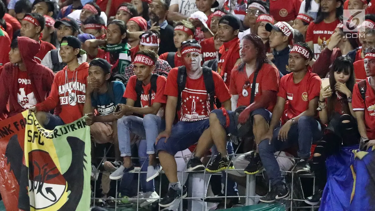 Pendukung saat mendukung Timnas Indonesia U-22 di SEA Games 2017.  (Liputan6.com/Faizal Fanani)
