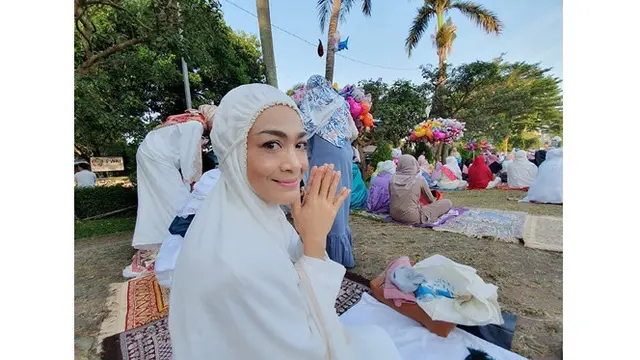 Bikin Pangling, Ini 7 Potret Terbaru Dewi Hughes yang Makin Langsing
