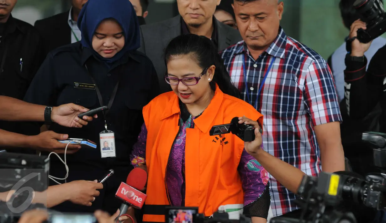 Anggota Komisi V DPR Damayanti Wisnu Putranti berjalan keluar Gedung KPK, Jakarta, Senin (1/2). Damayanti diperiksa terkait suap proyek di Kementerian PU dan Perumahan Rakyat bersama Dessy A Edwin dan Julia Prasetyarini. (Liputan6.com/Helmi Afandi)