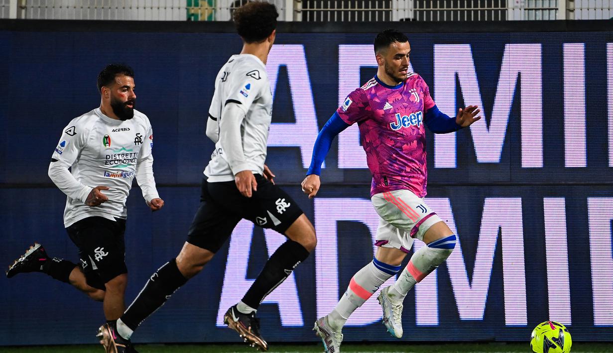 Pemain Juventus Filip Kostic (kanan) menggiring bola meninggalkan pemain Spezia Daniele Verde (kiri) pada pertandingan sepak bola Liga Italia di Stadion Alberto-Picco, La Spezia, Italia, 19 Februari 2023. Juventus mengalahkan Spezia dengan skor 2-0. (ANDREAS SOLARO/AFP)