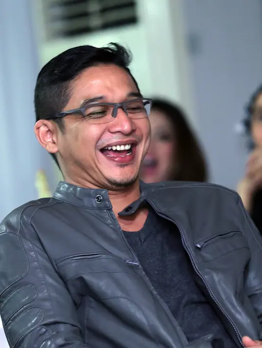 Saat ditemui di Komplek Menteri Widya Chandra, Jalan Gatot Subroto, Jakarta Selatan, Jumat (22/4/2016), Pasha mengaku tidak ada yang salah dalam mengenakan pakaiannya. (Adrian Putra/Bintang.com)