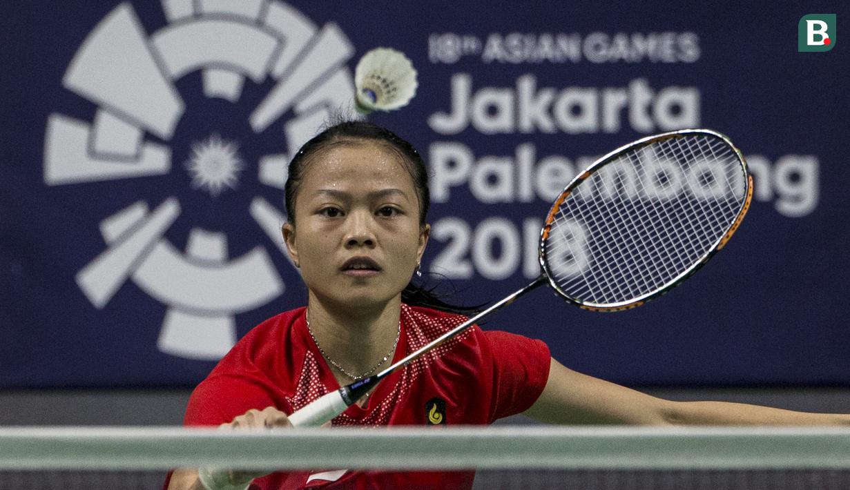 Pebulutangkis Indonesia, Fitriani, saat melawan wakil Hong Kong, Yip Pui Yin, pada laga Asian Games di Istora Senayan, Jakarta, Minggu (19/8/2018). Tim beregu putri Indonesia memastikan kemenangan atas Hong Kong 3-0. (Bola.com/Vitalis Yogi Trisna)