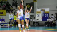 Pemain Bandung BJB Tandamata, Madeline Jazmin Guillen Paredes (kiri) dan Nikoleta Perovic pada final Proliga 2022. (Bagaskara/Bola.com)