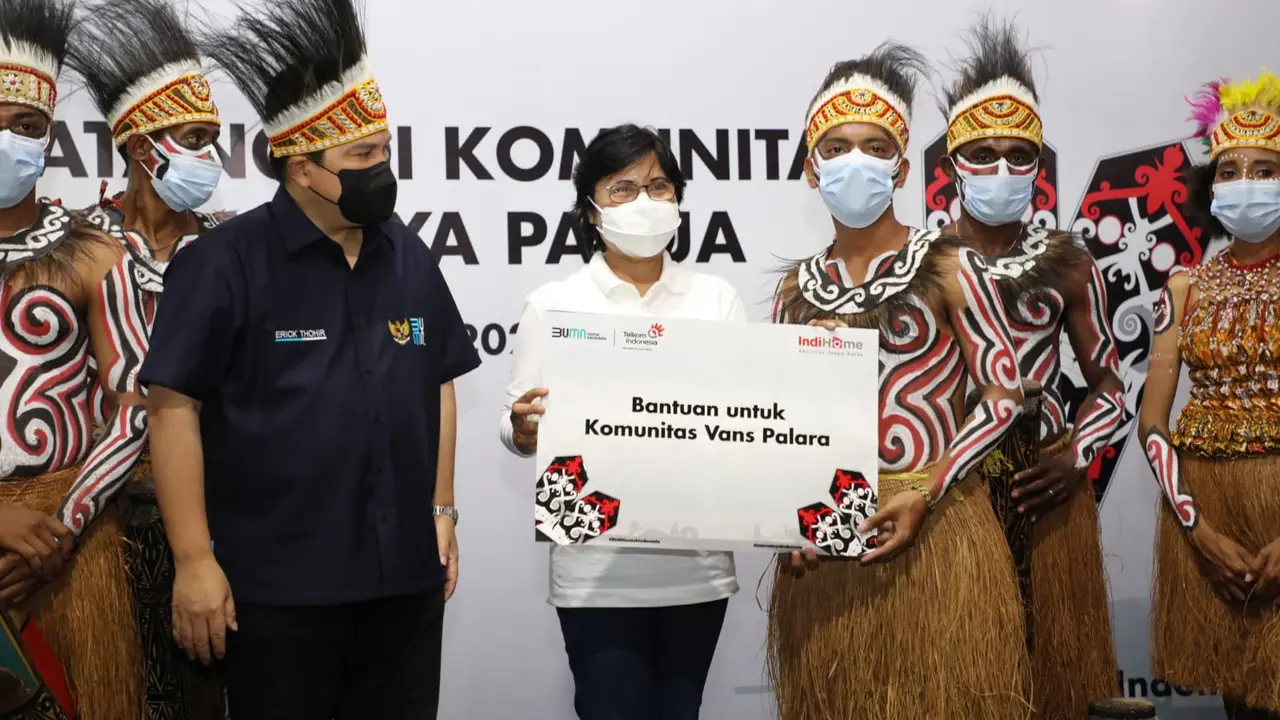 Menteri BUMN Erick Thohir Beri Semangat Komunitas Binaan IndiHome di Papua