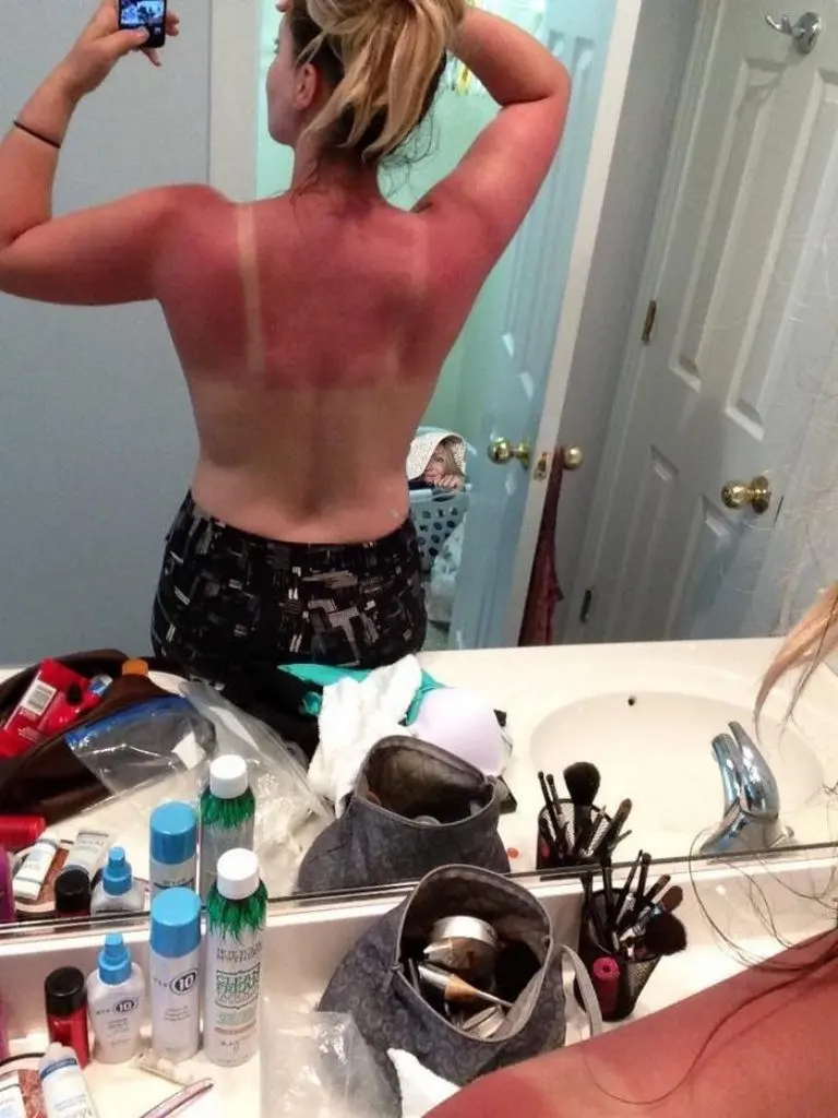 Di keranjang baju. (Sumber foto: boredpanda.com)