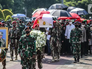 Personel TNI mengusung  jenazah mantan KSAD Jenderal TNI (Purn) Pramono Edhie Wibowo saat pemakaman di Taman Makam Pahlawan Kalibata, Jakarta, Minggu (14/6/2020). Pemakaman Pramono Edhie Wibowo dilaksanakan secara militer. (Liputan6.com/Faizal Fanani)