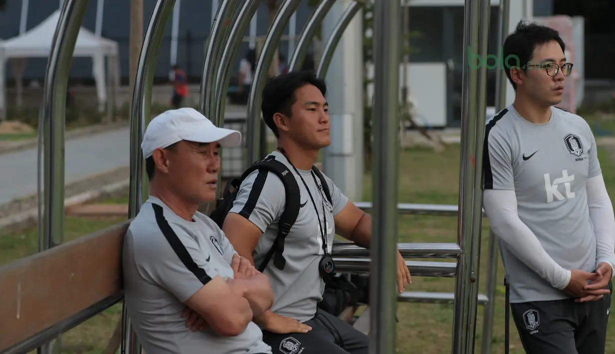 Pelatih Korea Selatan U-23, Kim Hak-bum (kiri) dan asistennya menonton sesi latihan timnas Indonesia U-23 di Lapangan ABC Senayan, Jakarta (20/6/2018). Indonesia akan melawan Korea pada laga uji coba 23-6-2018. (Bola.com/Nick Hanoatubun)