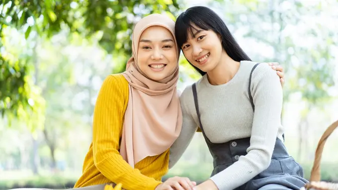bahagia tersenyum santai