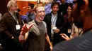 Mark Zuckerberg disapa oleh temannya usai menggelar konferensi pers di UCSF Mission Bay, San Francisco, AS, Rabu (21/9). Mark menyalurkan Rp 39 T demi sembuhkan segala macam penyakit. (REUTERS/Beck Diefenbach)
