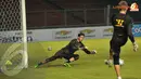 Kiper kedua Liverpool melatih repleks dalam manjaga gawangnnya di Stadion GBK Jakarta pada Jumat 19 Juli 2013 (Liputan6.com/Helmi Fithriansyah)
