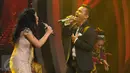 Lesti, finalis asal Indonesia saat berduet dengan penyanyi Judika dalam Grand Final D'Academy Asia 2015 Result Show di Studio 5 Indosiar, Jakarta, Selasa (29/12). (Liputan6.com/Herman Zakharia)