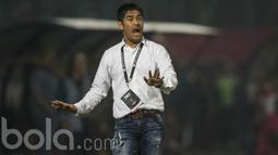 Pria asal Padang itu hampir sepanjang pertandingan memberikan dukungan kepada anak asuhnya. (Bola.com/Vitalis Yogi Trisna)