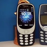 Kalau dilihat dari desainnya memang tidak jauh beda, tapi tentu saja ada beberapa hal yang membedakan dari Nokia 3310 sekarang dan dulu. (Foto: img.dunyanews.tv)