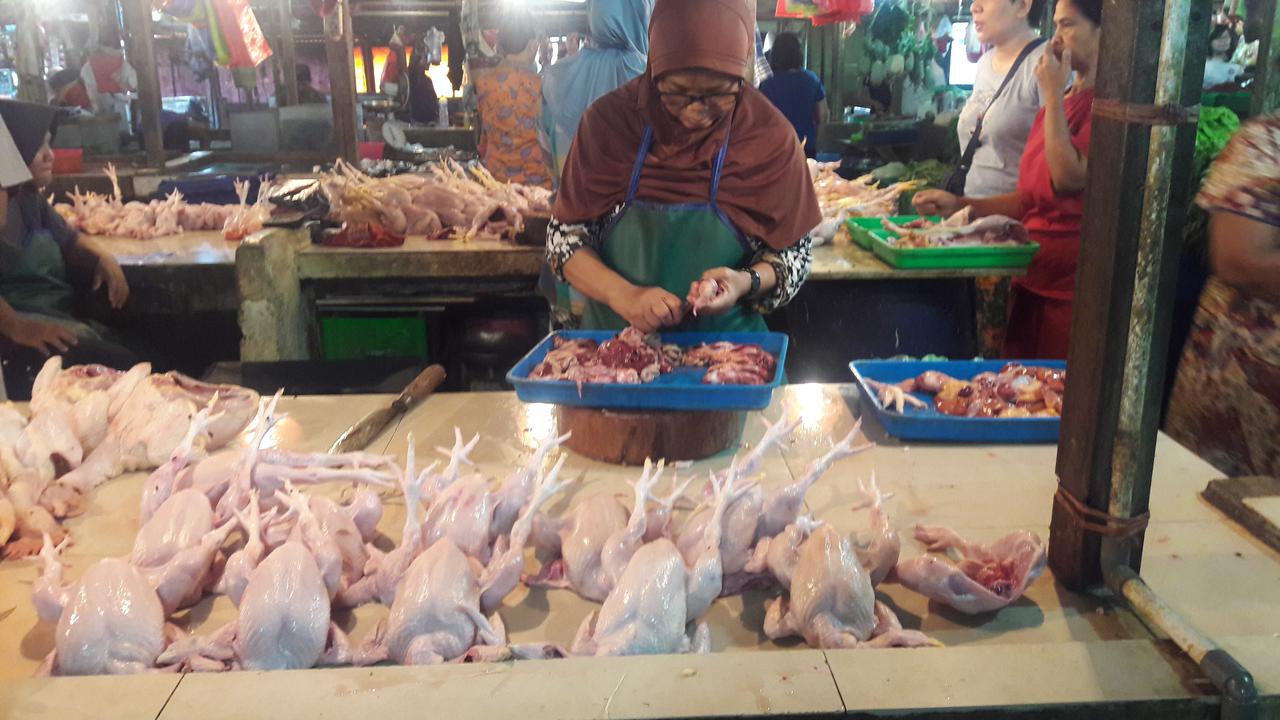 Harga sayuran, daging ayam hingga daging sapi mengalami kenaikan menjelang lebaran. (Liputan6.com/Bawono Yadika)