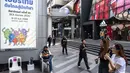 Kekhawatiran atas kondisi tempat penyelenggaraan pertandingan setelah air surut jadi alasan pemindahan tersebut. Tampak dalam foto, sebuah plakat yang mempromosikan atlet Thailand di SEA Games ke-33 terlihat di pusat kota Bangkok, Thailand pada Jumat 28 November 2025. (Chanakarn Laosarakham/AFP)