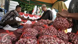 Petugas melayani warga yang membeli bawang merah dengan harga murah, Jakarta, Rabu (10/8/2016). Kementerian Pertanian menggelar kios pasar murah dengan menjual bawang merah dengan harga Rp 26.000/kg. (Liputan6.com/Yoppy Renato)