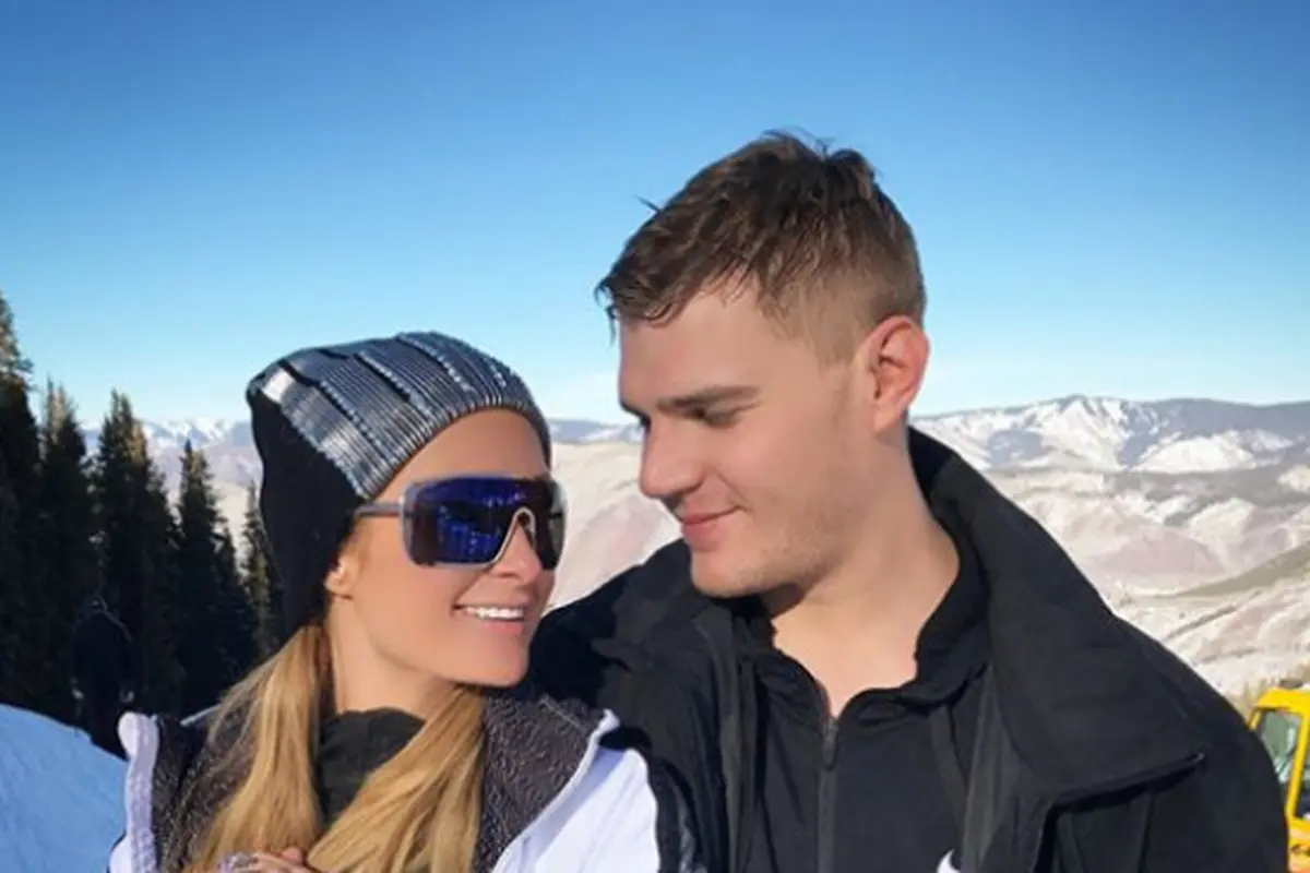 Paris Hilton dan Chris Zylka resmi bertunangan