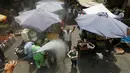 Reaksi sejumlah warga ketika personel dinas Kota Amman menyemprot mereka dengan sprinkler air untuk mengurangi efek dari gelombang panas di Yordania, Senin (3/8/2015). (REUTERS/Muhammad Hamed)
