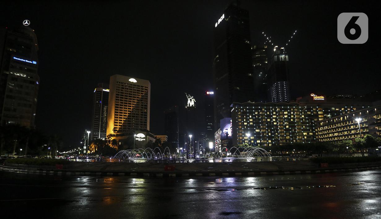 Suasana sepi saat diberlakukannya Car Free Night dan Crowd Free Night di Jalan Sudirman-MH Thamrin, Jakarta (31/12/2020). Jalan Sudirman-MH Thamrin ditutup pada malam pergantian tahun untuk mencegah kerumunan warga. (Liputan6.com/Johan Tallo)