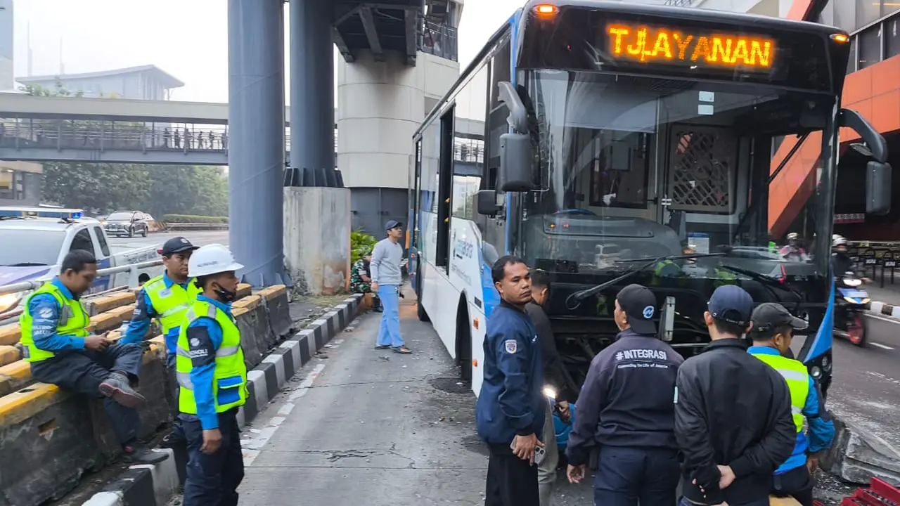 Bus Transjakarta Kecelakaan di Cikoko