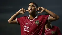 Razza Fachrezi berhasil mempersembahkan satu gol untuk Timnas Indonesia U-19 saat mengalahkan Filipina dengan skor 5-1 pada Jumat (08/07/2022). Ia sukses melesatkan bola ke gawang yang dikawal Lance Bencio setelah menerima umpan silang mendatar dari Alfriyanto Nico yang bergerak di sisi kanan lini serang skuat Garuda Muda. (Bola.com/Bagaskara Lazuardi)