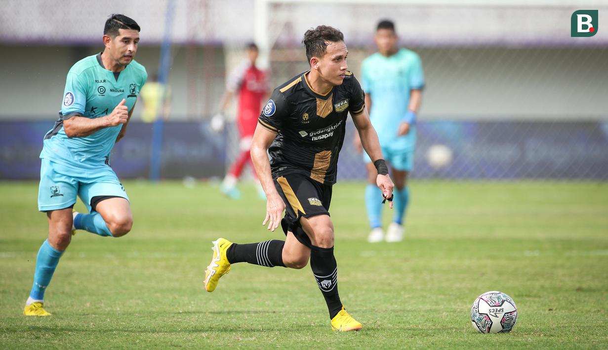 Pemain Dewa United, Egy Maulana Vikri menggiring bola saat laga lanjutan BRI Liga 1 2022/2023 melawan Madura United di Indomilk Arena, Tangerang Kamis (2/2/2023). (Bola.com/Bagaskara Lazuardi)