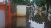 Kondisi banjir saat ini di permukiman sekitar Waduk Rawa Babon. (Liputan6.com/Nanda Perdana Putra)