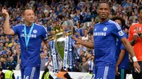 Bek Chelsea, John Terry (kiri) bersama Didier Drogba membawa trofi Premier League di Stamford Bridge, Minggu (24/5/2015). Ini merupakan Gelar ke-4 Chelsea di Premier League.  (Reuters/Adam Holt)