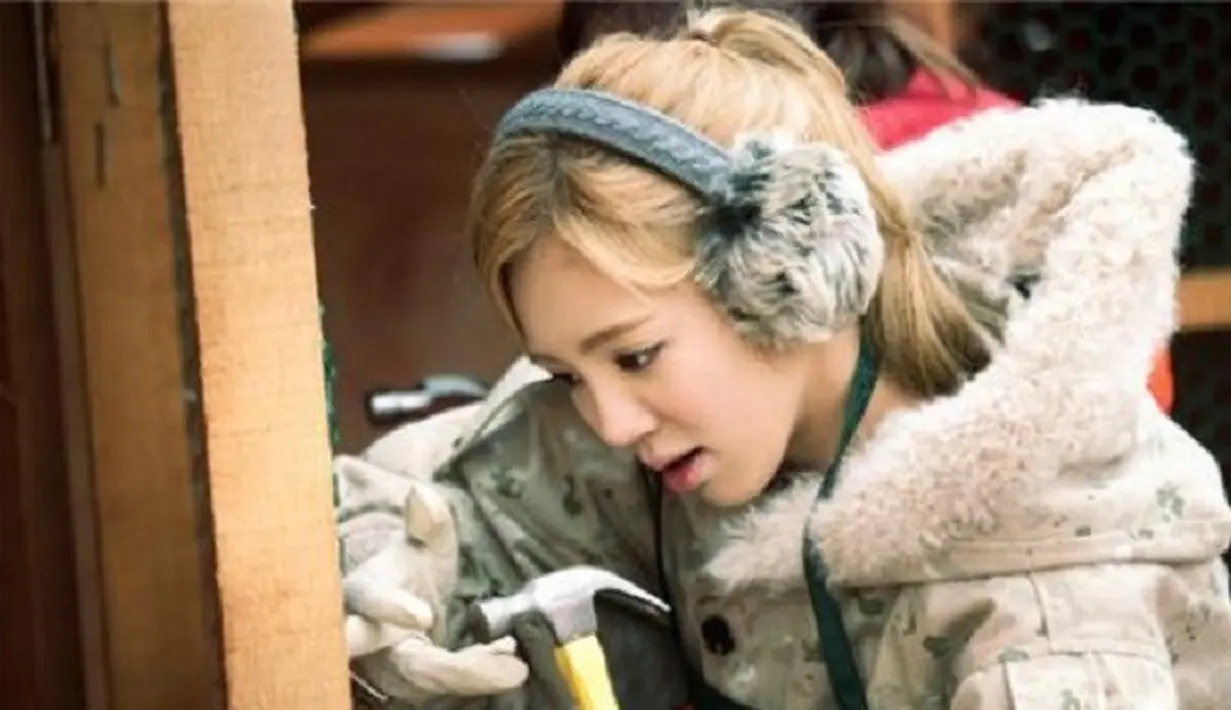 Selain cantik dan jago menari, Hyoyeon SNSD ternyata termasuk artis Korea yang aktif menggunakan tangan kiri. (Foto: monicasaskia123.blogspot.co.id)