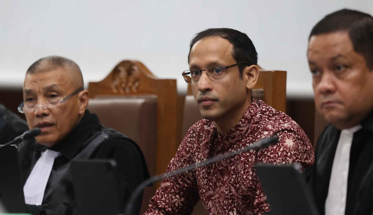 Nadiem Makarim juga menjelaskan bahwa tindakan medis tersebut baru akan dijalani dalam waktu dekat dan bersifat pengobatan rutin pasca-operasi. Tampak dalam foto, mantan Menteri Pendidikan, Kebudayaan, Riset dan Teknologi (Mendikbudristek), Nadiem Makarim (tengah) sesaat sebelum mengikuti persidangan lanjutan di Pengadilan Tindak Pidana Korupsi Jakarta (Tipikor) Jakarta, Senin (2/2/2026). (Kapanlagi.com/Budy Santoso)