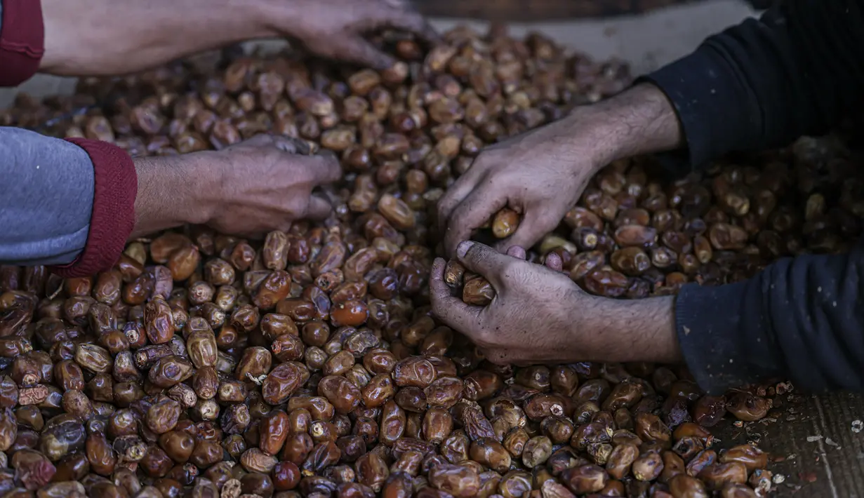Camilan manis ini adalah cara tradisional untuk memulai Iftar, makanan yang membatalkan puasa Ramadhan setiap hari. (AFP/Said Khatib)
