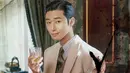 <p>Informan No. 1 Gyeongseong Jang Tae Sang (Park Seo Joon) memancarkan martabat sebagai pemilik Geumokdang, pegadaian terbaik di Gyeongseong, dengan ekspresi wajah percaya diri. (Foto: Netflix)</p>