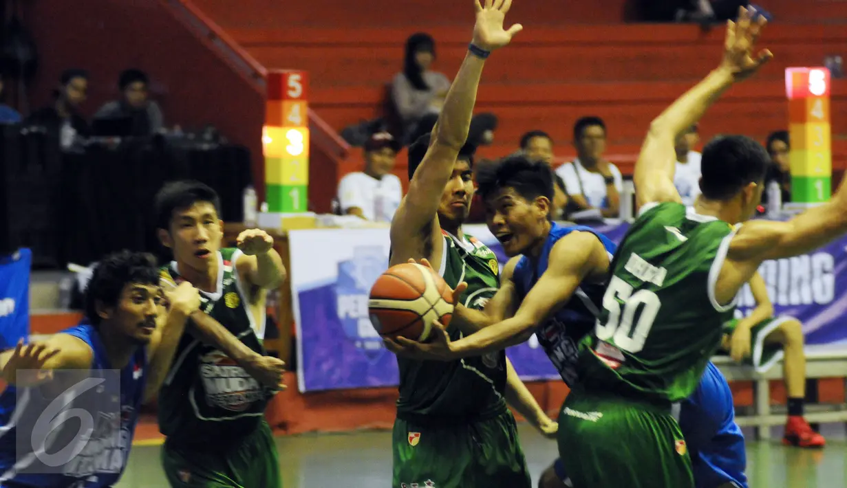 Pemain Bandung Utama mencoba menembus pertahanan Satria Muda dilanjutan Perbasi Cup 2016 di GOR Soemantri Brodjonegoro, Jakarta, Jumat (28/10/2016). Satria Muda menang telak 86-38 atas Bandung Utama. (Liputan6.com/Helmi Fithriansyah)