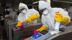 Petugas melakukan disinfeksi di stasiun kereta bawah tanah Gwanghwamun, Seoul, Korea Selatan, Jumat (28/2/2020). Hingga 28 Februari 2020, Korea Selatan mengonfirmasi total jumlah pasien terinfeksi virus corona COVID-19 sebanyak 2.337 orang. (Xinhua/Lee Sang-ho)