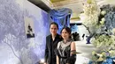 Pasangan muda Tissa Biani dan Dul Jaelani hadir mengenakan ansambel serba hitam. Tissa dengan lace dress, sementara Dul dengan setelan jas-nya. [@tissabiani].